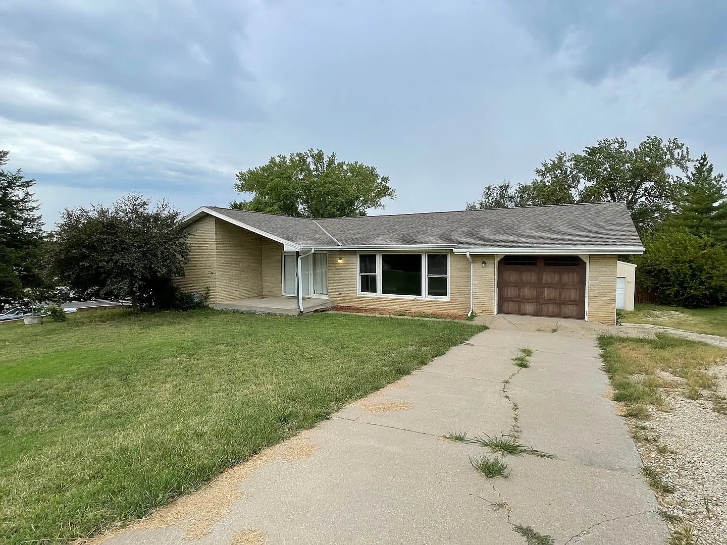Spacious Family Home! Next Door To Amanda Arnold Elementary! — Photo 1
