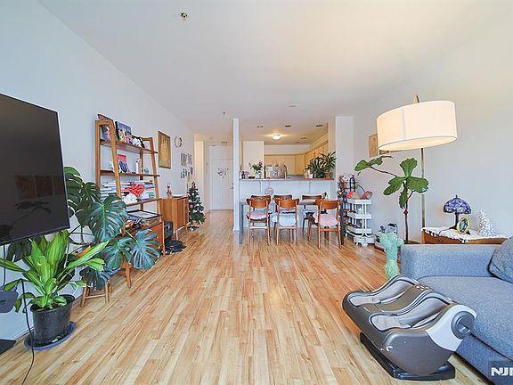 3rd image of 321 The Promenade