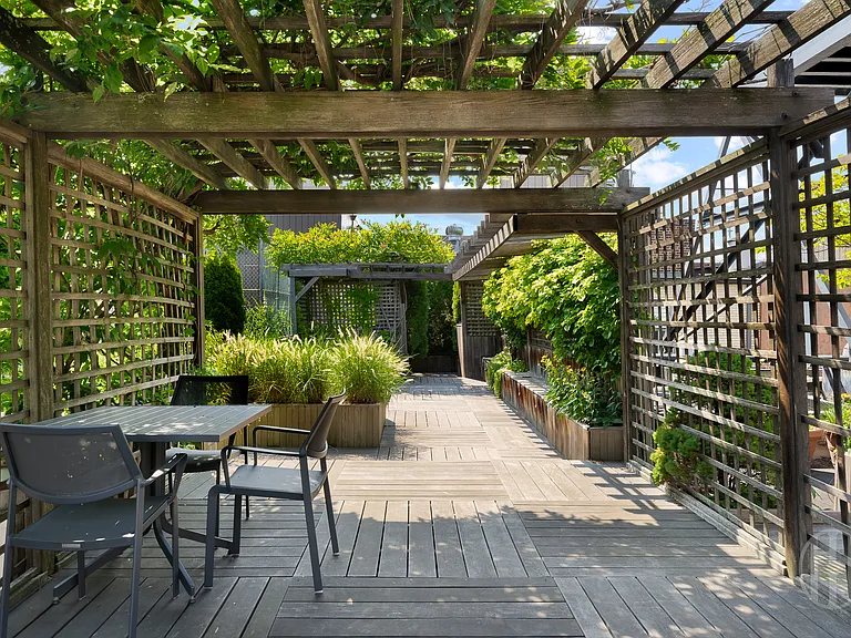 111 Barrow St #8EF — Photo 38