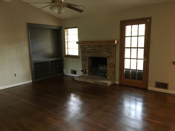 3rd image of 1219 Spruce Dr