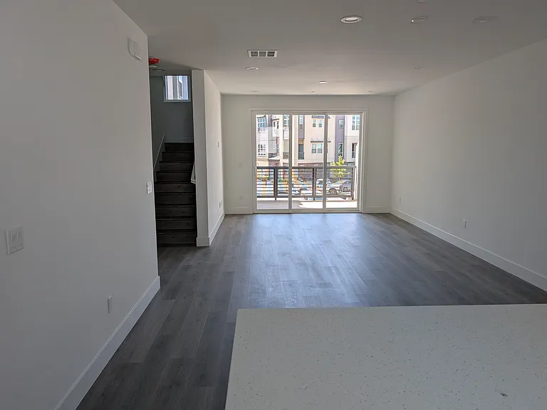 259 W Montague Expy — Photo 6