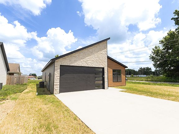 3rd image of 1100 Stonebridge Ln