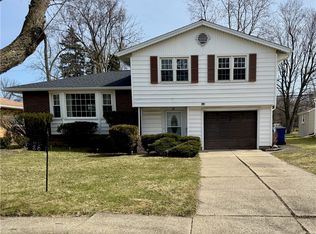 36 Millbrook Dr, Williamsville, NY 14221