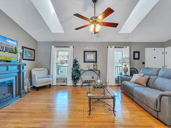 5th image of 728 Harrison Ave