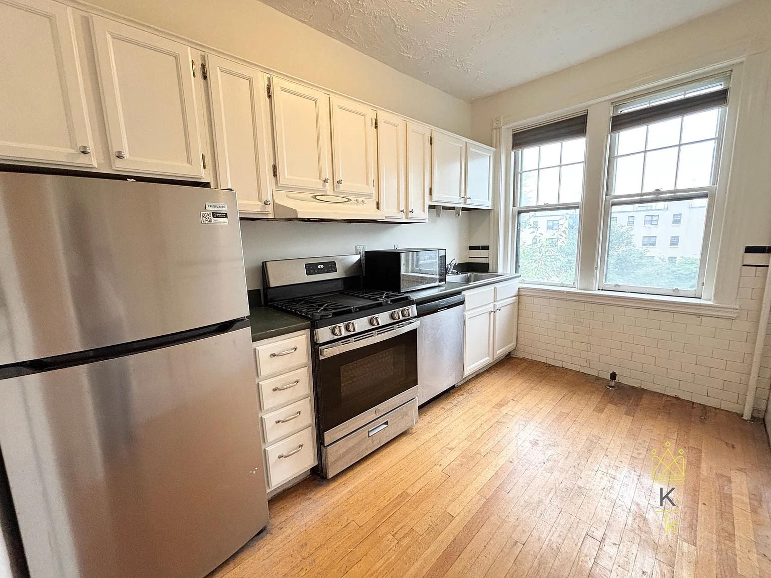 2 bed, 1.0 bath, 995 sqft, $3,300 — Photo 1