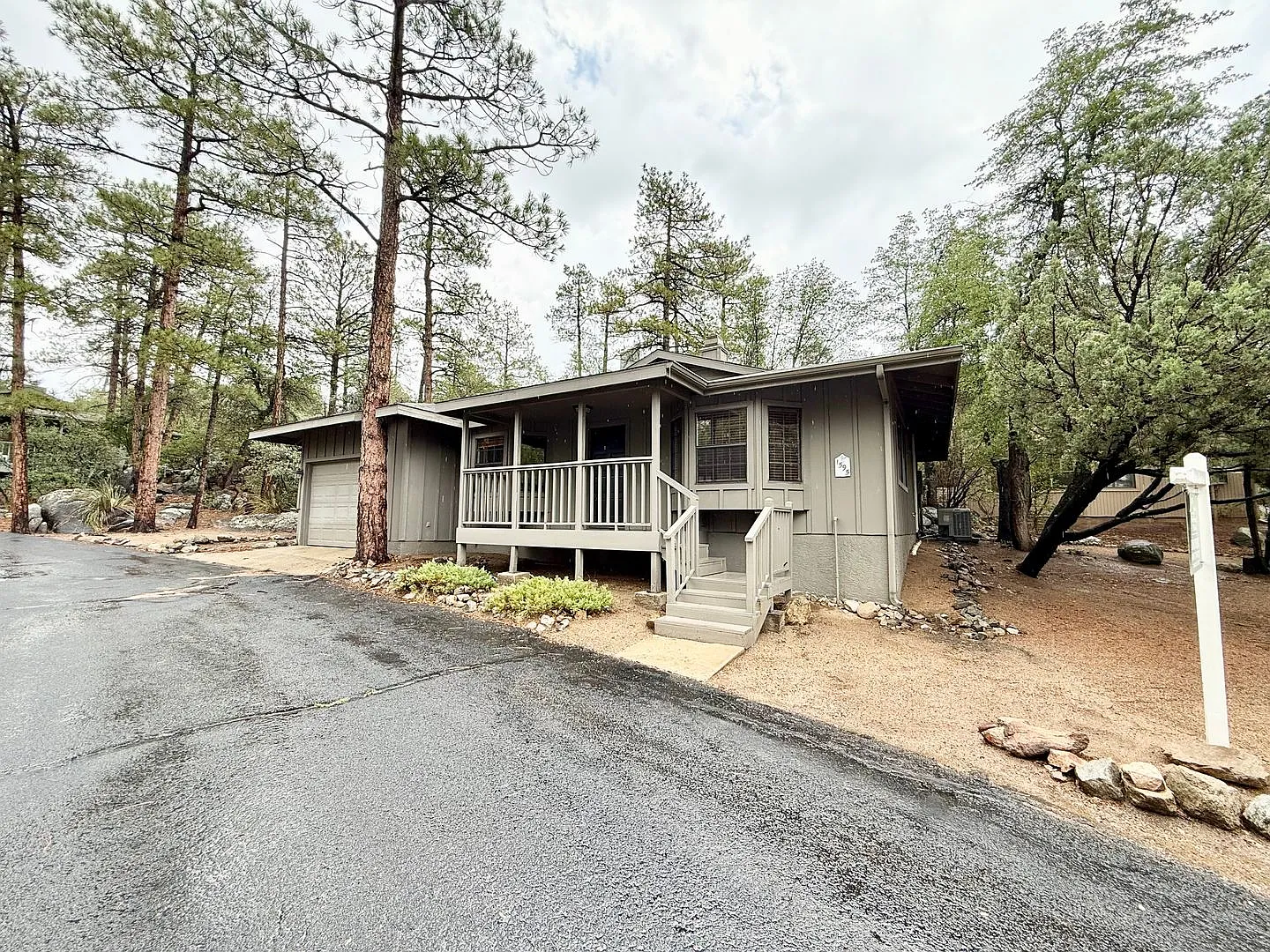 Charming 2 bedroom cottage close to downtown Prescott! — Photo 2