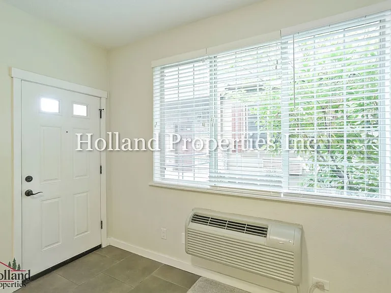 7898 NE Miriam Way — Photo 4
