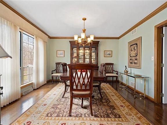 5th image of 610 Essex Ct