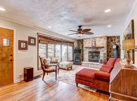3rd image of 1522 Newberry Ave