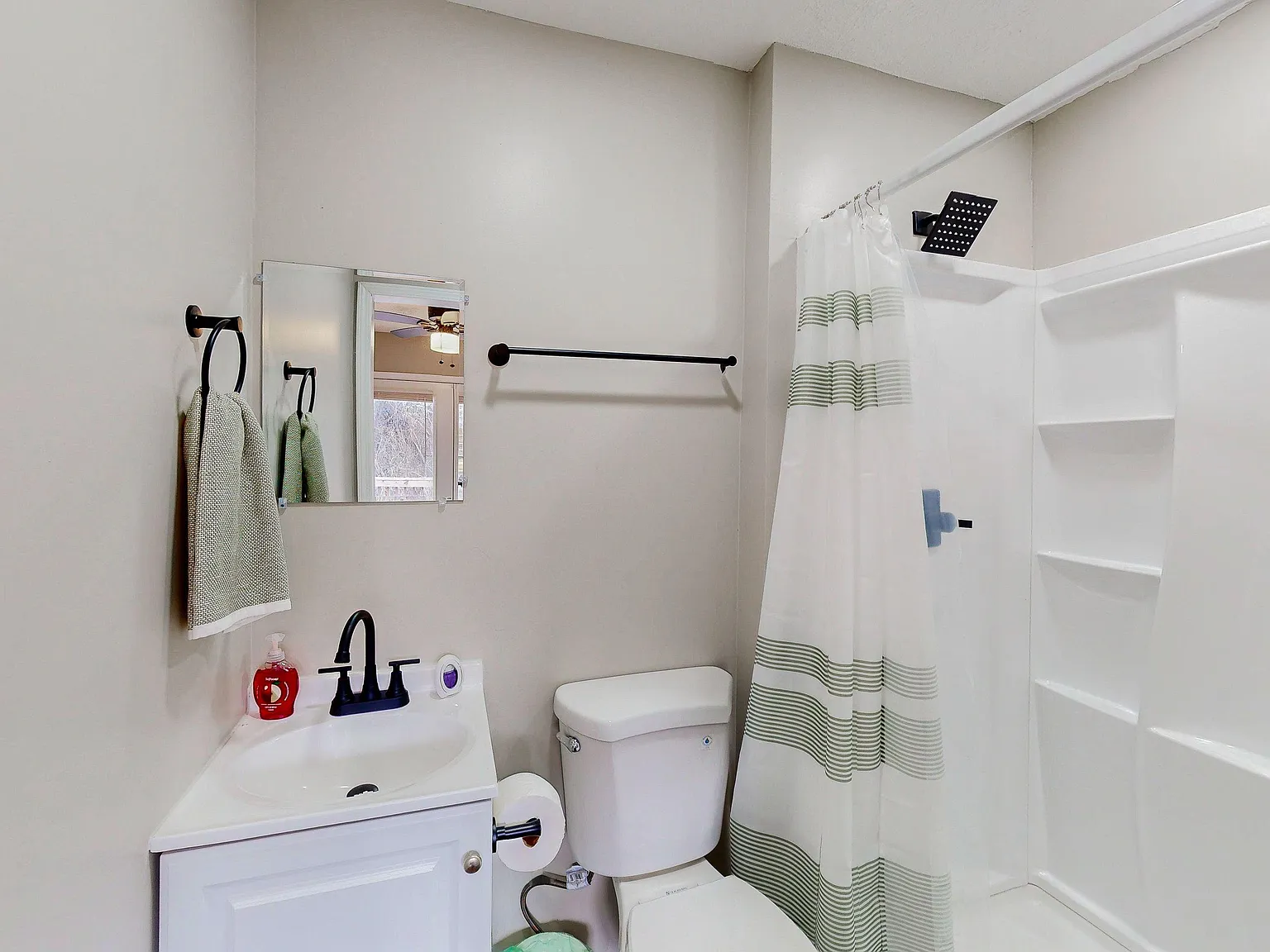 4 bed, 7.0 bath, 2047 sqft, $983 — Photo 3