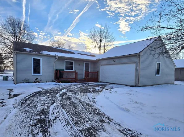 18974 Glouchester Dr, Bowling Green, OH 43402