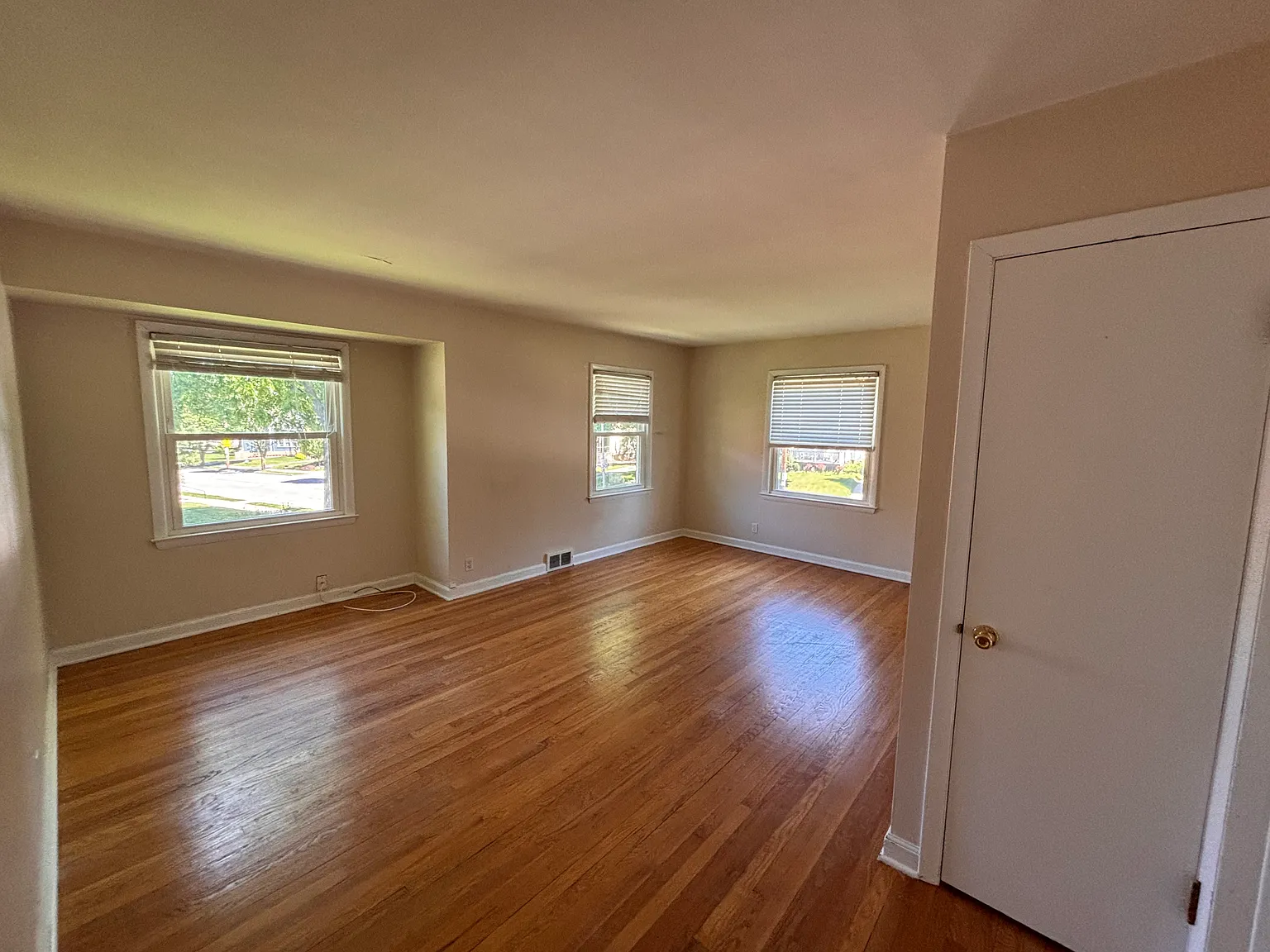 3 bed, 1200 sqft, $1,900 — Photo 3