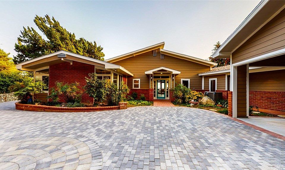 1st image of 2525 Mountain Dr