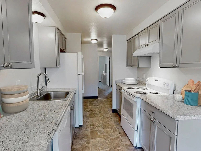 Falcon View Apartments — Photo 8