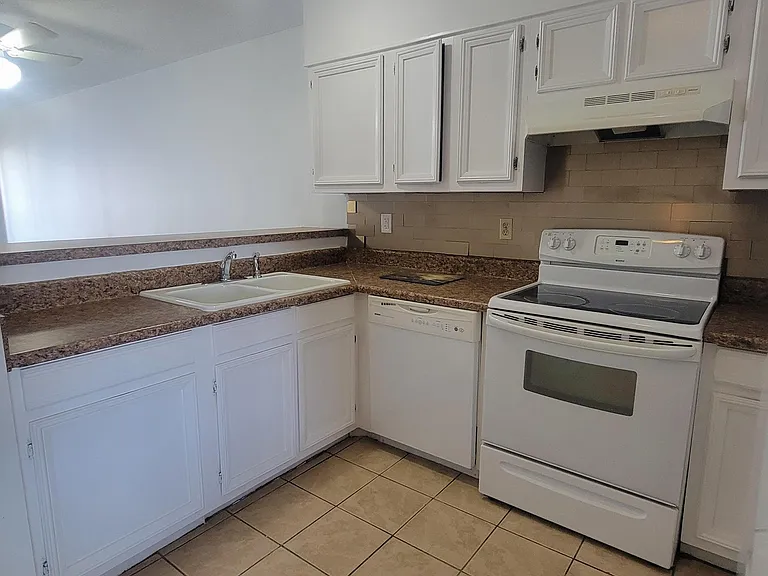 313 Lake Place Condo Dr — Photo 8