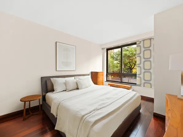 100 United Nations Plaza image 4 of 6