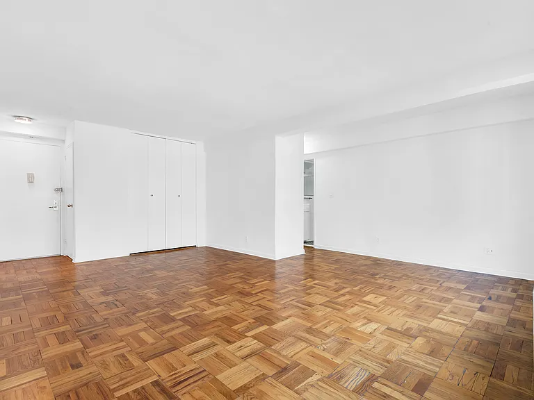 55 E 9th St #6B — Photo 1
