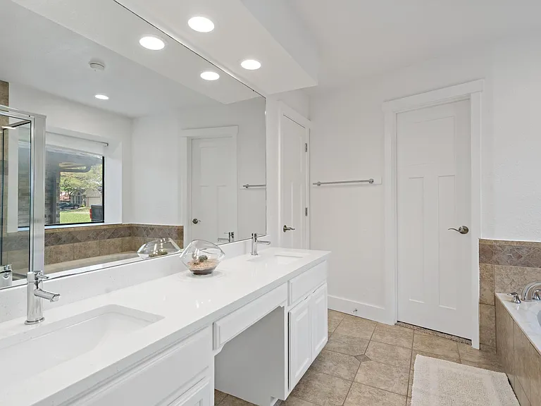 8906 Shady Hls — Photo 24