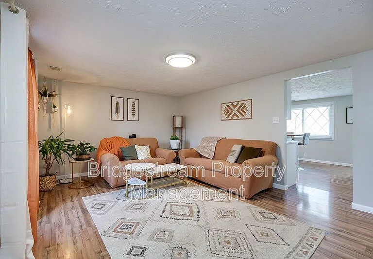 655 Eavey St — Photo 4
