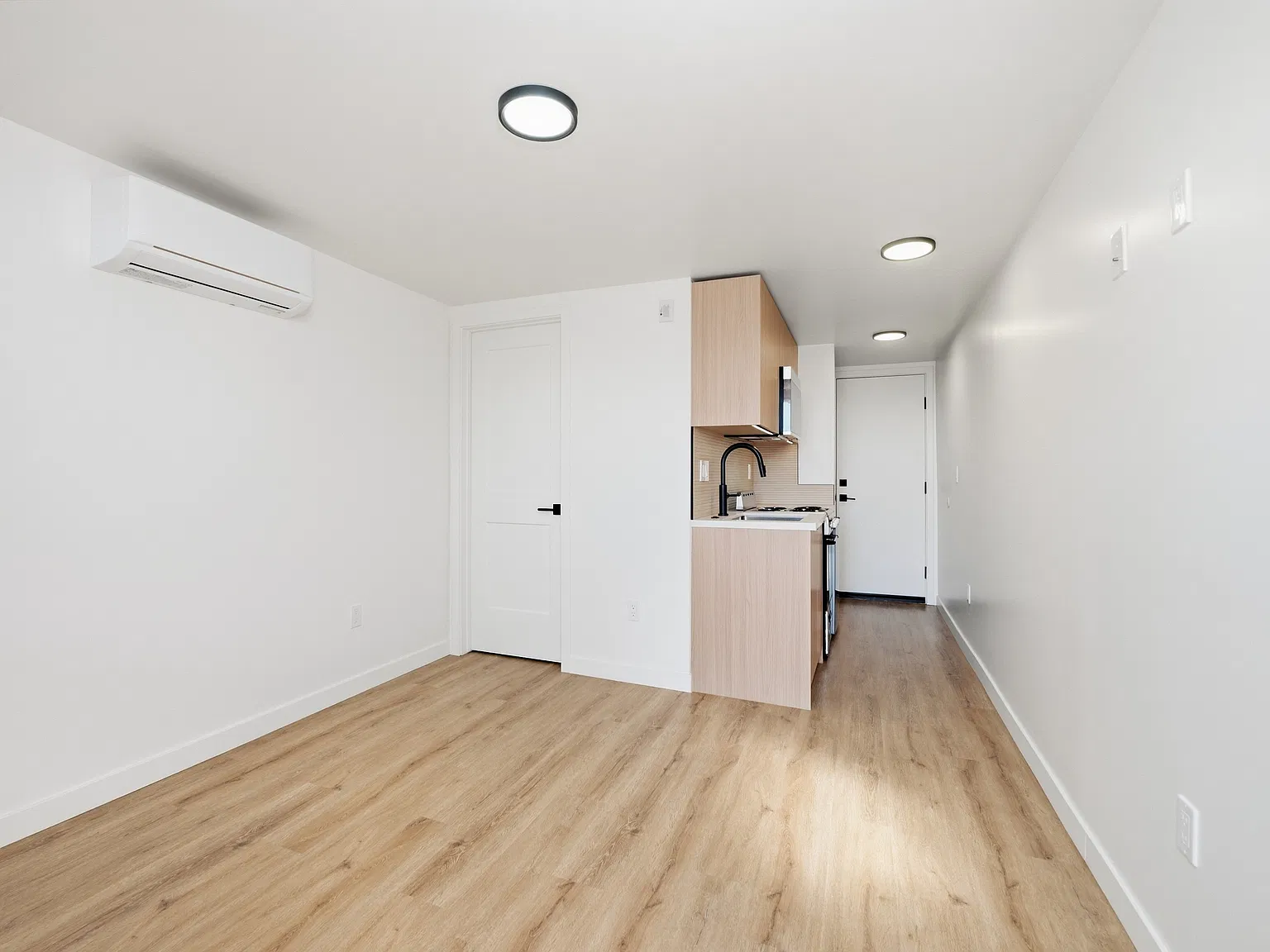 Studio, 200 sqft, $1,600 — Photo 2