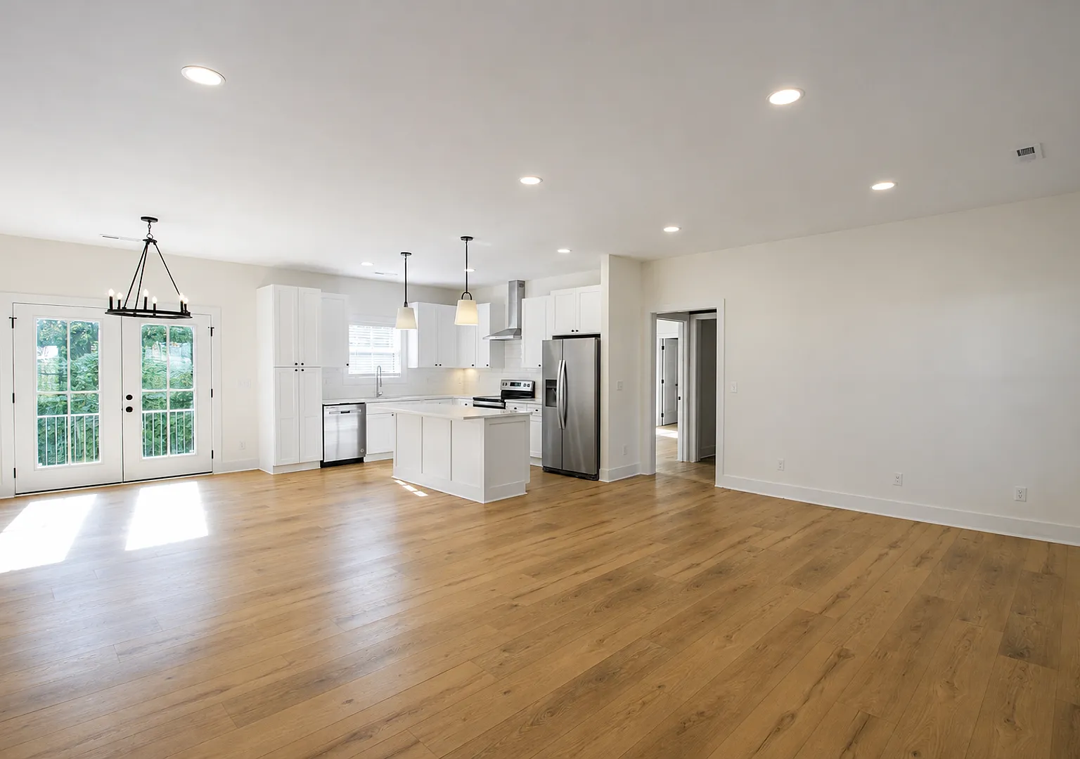Modern Pet-Friendly Home with Two-Car Garage, Pool and Dog Park — Photo 3