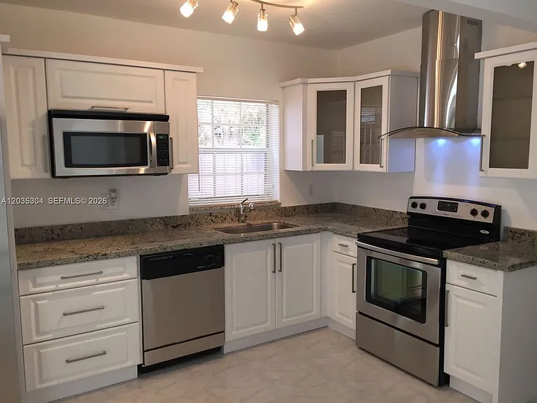 1435 NE 173rd St — Photo 5