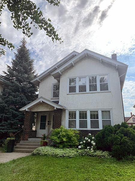 Sunny, Spacious Duplex!