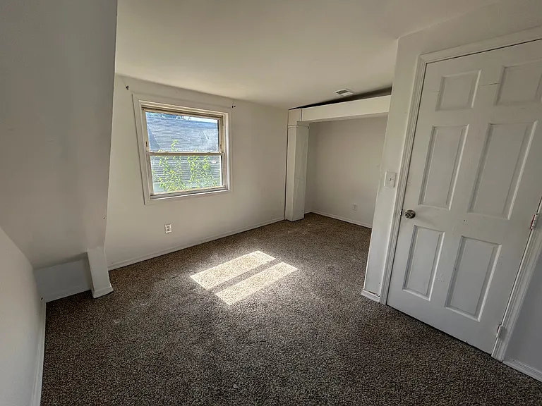 77 Wise Ave — Photo 15