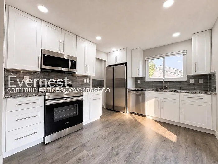 3 bed, 2.5 bath, 1900 sqft, $2,847 — Photo 2