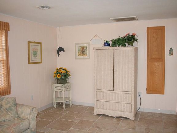 5th image of 33 E 24th St