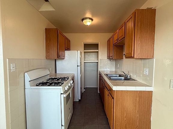 5th image of 4016-4024 Winona Ave #4018