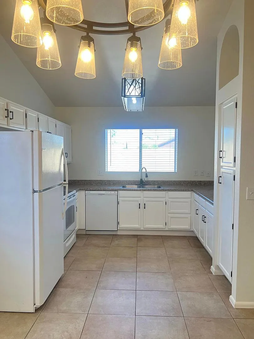 3-bedroom , 2-bath remodeled home — Photo 4
