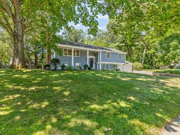 20 Robbins Dr, Barrington, RI 02806