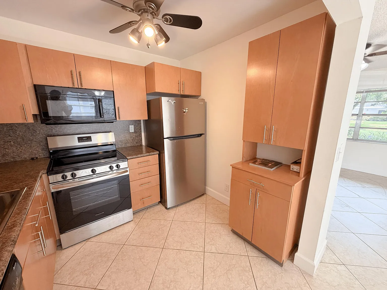 1 bed, 1.5 bath, 760 sqft, $1,650 — Photo 2