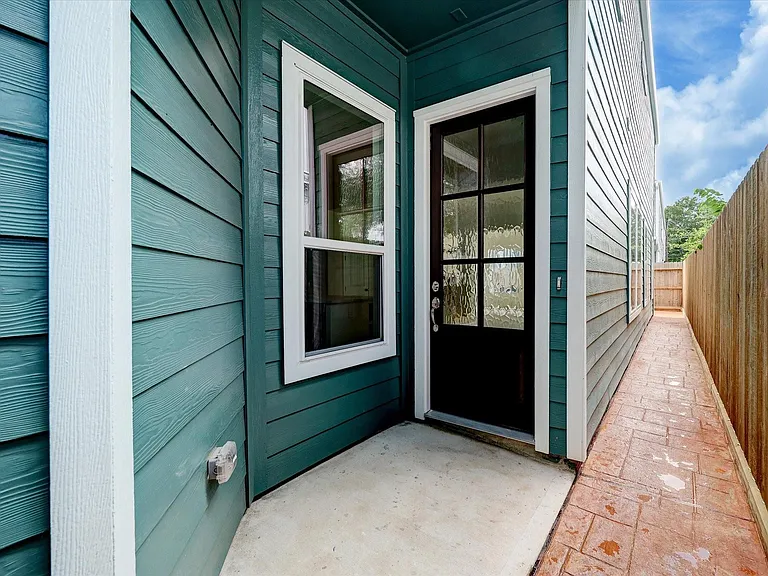 945 Wakefield Dr — Photo 3