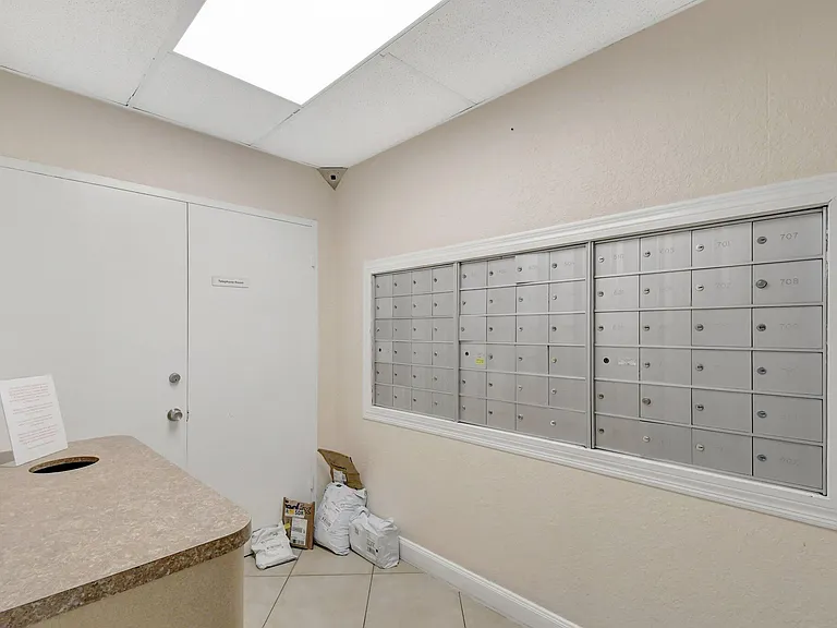 2555 NE 11th St #609 — Photo 33