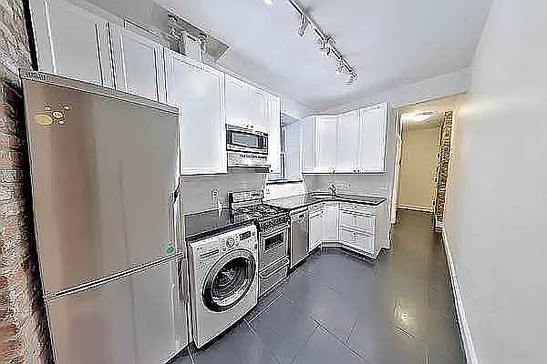 1st image of 195 E 2nd St #25