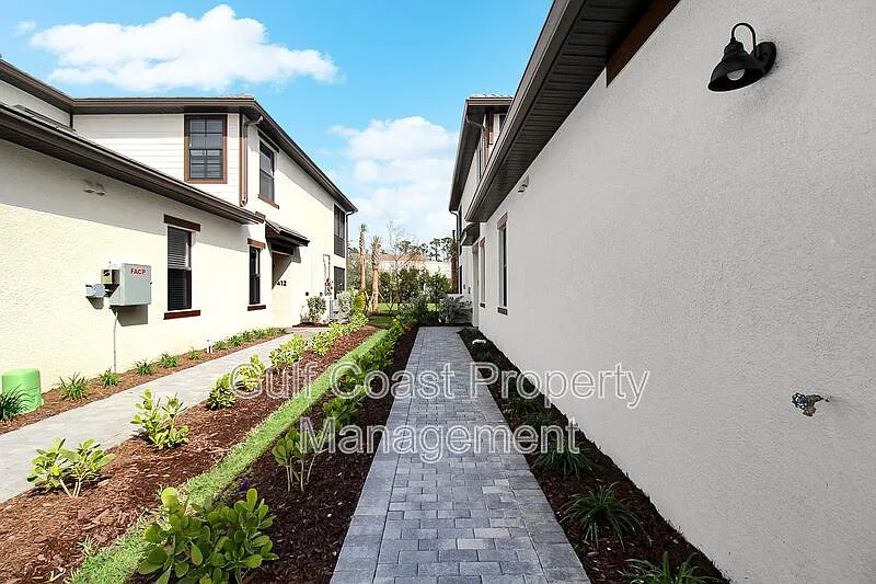 3 bed, 2.0 bath, 1741 sqft, $2,550 — Photo 2