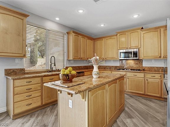 3rd image of 281 Queen Creek Cir
