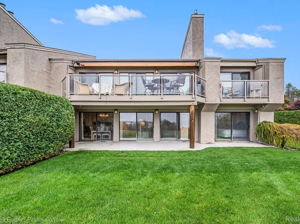 1002 Marina Bluff Dr, Charlevoix, MI 49720