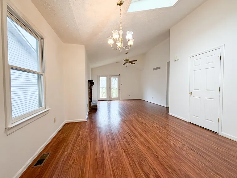 352 Chase Pl — Photo 4