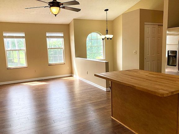 3rd image of 2596 Evergreen Dr