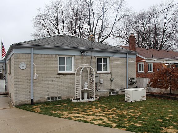 4th image of 739 Eastlawn Ave