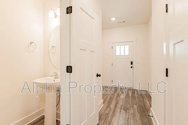 3 bed, 2.5 bath, 1600 sqft, $1,600 — Photo 3