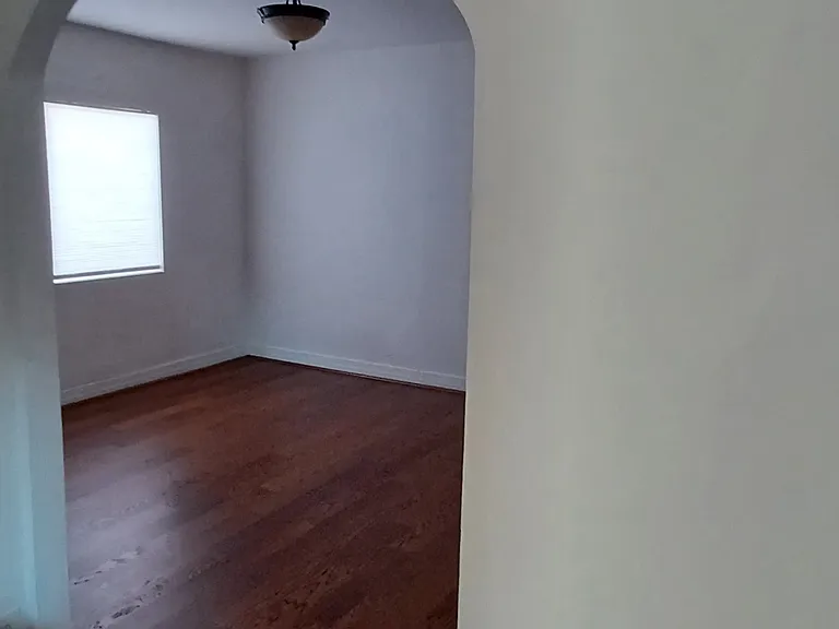 214 E Stocker St — Photo 9