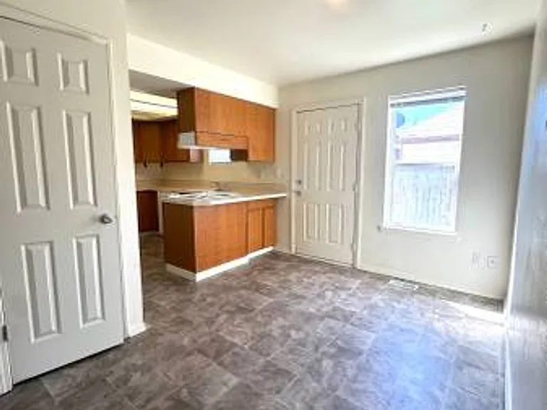 1120 S Fern St — Photo 2