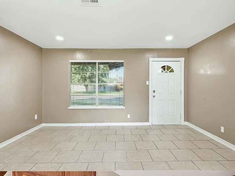 1110 Shephard Dr — Photo 9