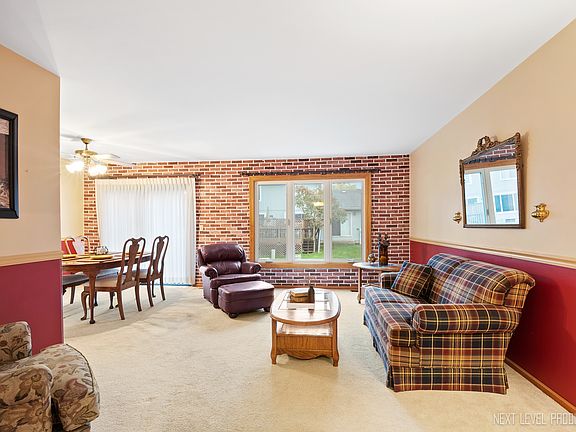 3rd image of 216 Oakwood Ln