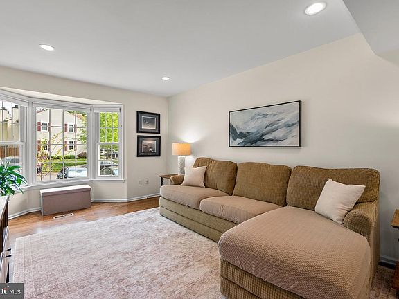 3rd image of 8555 Dellway Ln