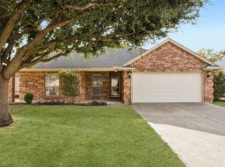 821 Willow Ct, Saginaw, TX 76179